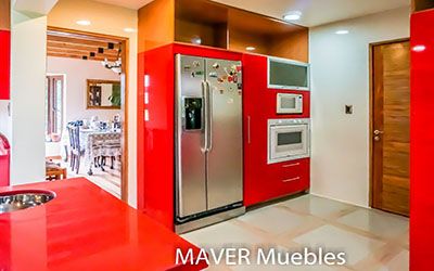 Muebles de cocina puertas blancas y rojas con cubierta de cuarzo rojo y negro galaxy fabricado en Puente Alto e instalado en Coyhaique