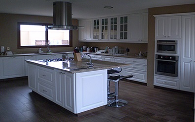 Muebles de cocina88 a medida con cubierta de granito y puertas termolaminadas de pvc blanco en Chicureo, Colina
