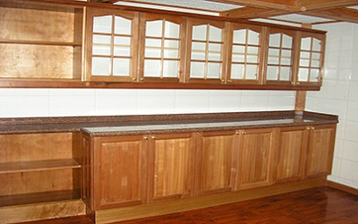 Muebles de cocina de la Viña Santa Alicia en Pirque, puertas en madera sólida de raulí y cubierta de granito rojo Dragon