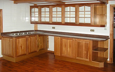 Muebles de cocina de la Viña Santa Alicia en Pirque, puertas en madera sólida de raulí y cubierta de granito rojo Dragon