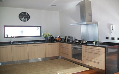 Muebles de cocina con puertas en topform MIR-190 con cubierta de granito negro absoluto instalada en Vitacura