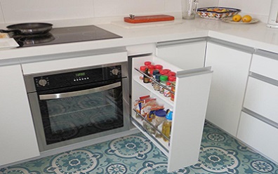 Muebles de cocina económicos minimalista puertas de melamina blanca y cubierta de cuarzo blanco zeus de Silestone con Especiero en melamina, con correderas telescópicas cierre suave, instalado en Ñuñoa