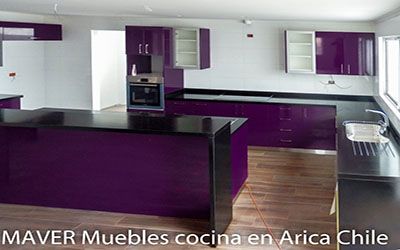 Muebles de cocina40 cubierta de cuarzo negro instalada en Arica