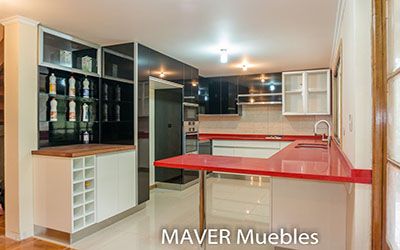 Muebles de cocina45 cubierta de cuarzo negro y cuarzo rojo galaxy, instalada en Condominio Aguila Sur Comuna de Paine