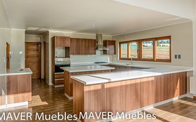 Muebles de cocina a medida puertas melamina madera Marbella Country Club, Zapallar, Puchuncavi, cubierta de cuarzo blanco