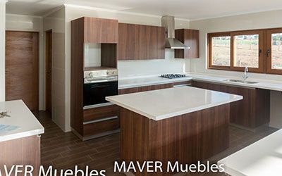 Muebles de cocina con cubierta de Acero inoxidable puertas Lamitech amarillo en Vitacura