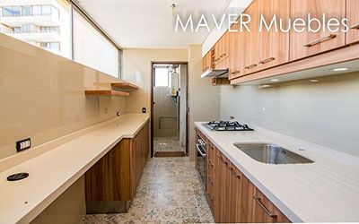 Muebles de cocina68 con cubierta de cuarzo moka, puertas topform, instalada en Comuna de Providencia