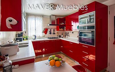 Muebles de cocina con cubiertas de cuarzo blanco, puertas rojas alto brillo, manillas y zócalos de acero inoxidable, fabricado en Puente Alto e instalado en Ciudad Satelite de Maipú 