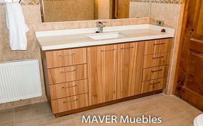 Vanitorio cuarzo beige y puertas color madera