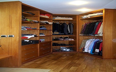 Walkin closet a pedido enchapado en Cedro boliviano barnizado al poliuretano instalado en Vitacura2